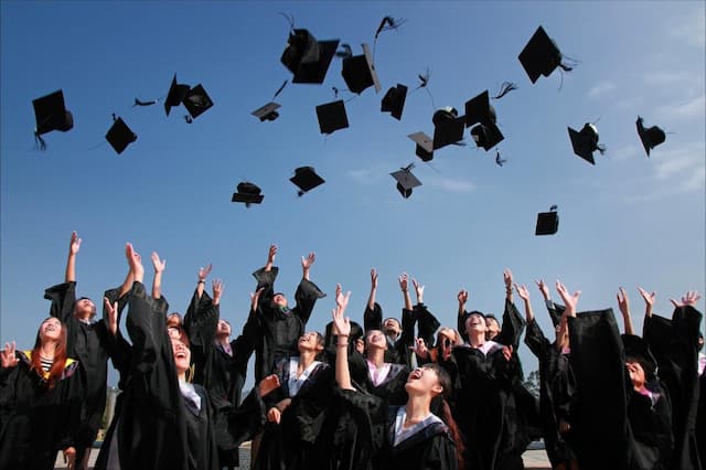 Graduation gifts in Malaysia to celebrate graduation ceremony