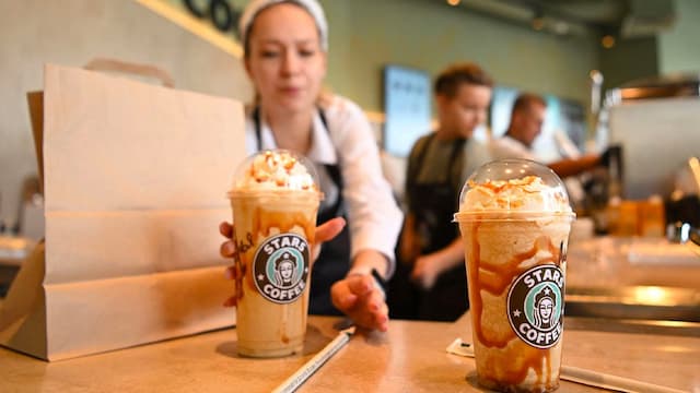 Starbucks Coffee at Home: A Step-by-Step Guide to Making American Iced Coffee At Home